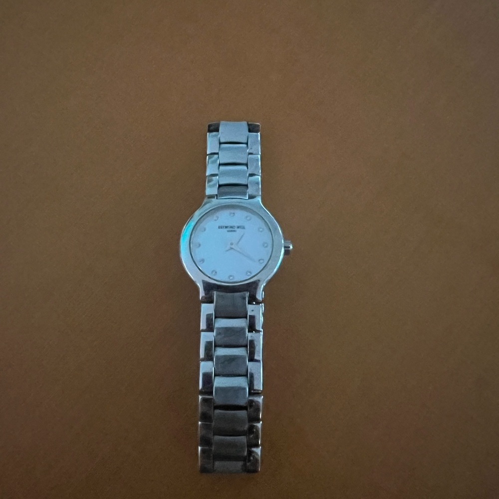 Raymond Weil women’s mother-of-pearl  rhinestone  used like new new battery